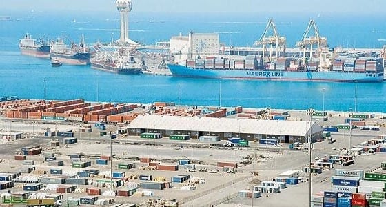 تدني الرؤية وسرعة الرياح توقفان حركة الملاحة بميناء جدة الإسلامي