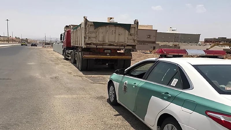 ضبط قائد شاحنة سار عكس الاتجاه في المدينة المنورة