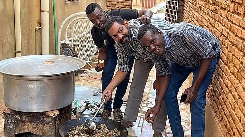 عريس يجهز وجبات للمرضى بدلا من مراسم الزفاف