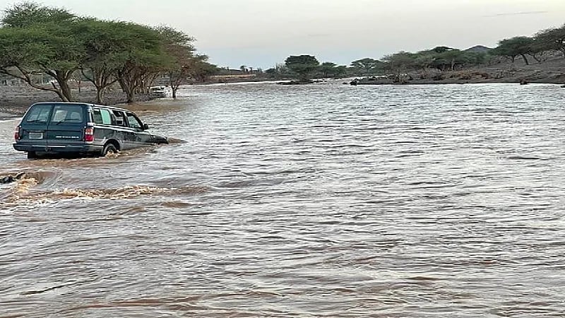 مرور حائل يعاقب مواطن عبر بمركبته أحد الأودية