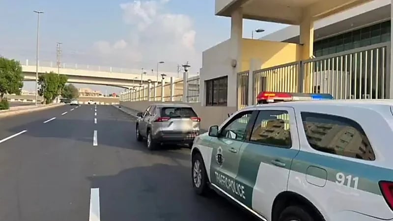 المرور يضبط قائد مركبة لارتكابه مخالفة عدم الالتزام بالمسار .. فيديو