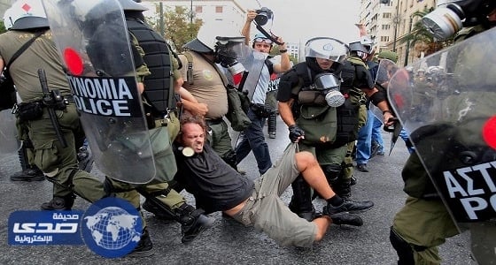 اشتباكات بين قوات الشرطة والمتظاهرين المناهضين للتقشف باليونان