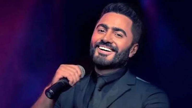 تامر حسني يهرب من فتاة حاولت معانقته على المسرح.. فيديو