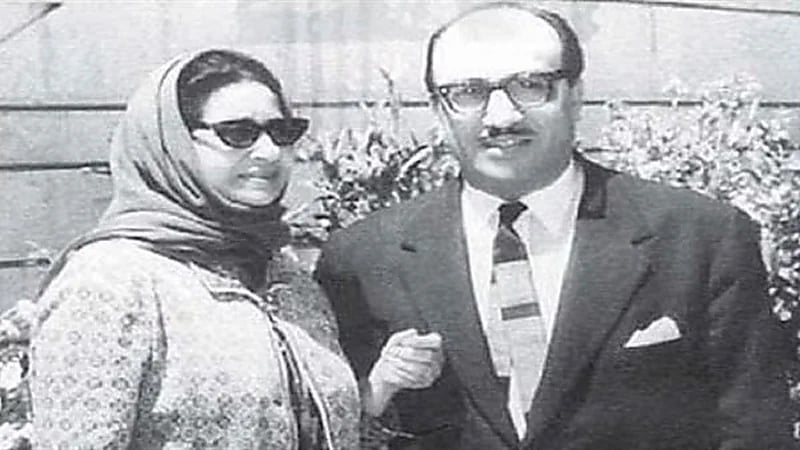 ابن زوج أم كلثوم يكشف قصة ارتباطها بوالده