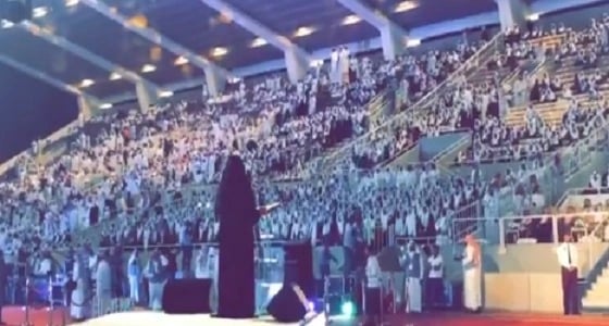 بالفيديو.. طلاب طب الطائف يرددون " القسم " وراء عميدتهم