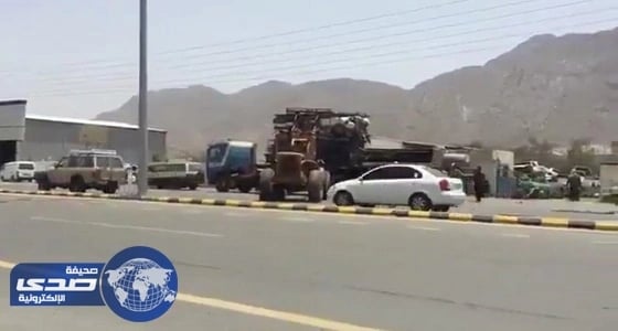 ‏فيديو: عبث عمال أحد التشاليح بسلامة المارة بمحايل عسير