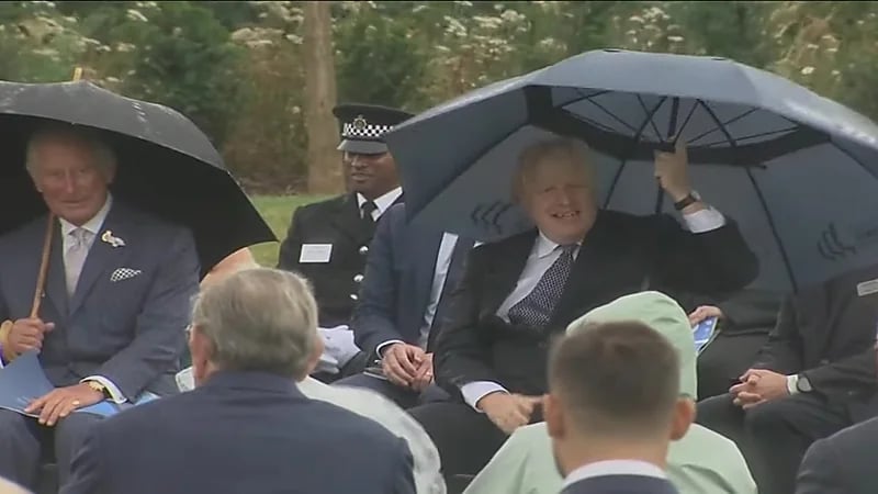 بالفيديو.. رئيس الوزراء البريطاني يتعرض لموقف مضحك بسبب مظلته