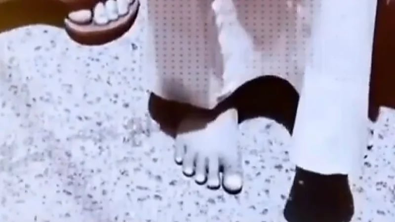 بالفيديو.. طفل يتجول في المحاكم حافيًا لإطلاق سراح والده