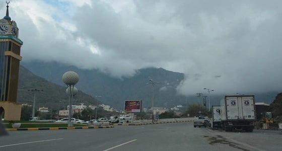 هطول أمطار على محافظة رجال ألمع