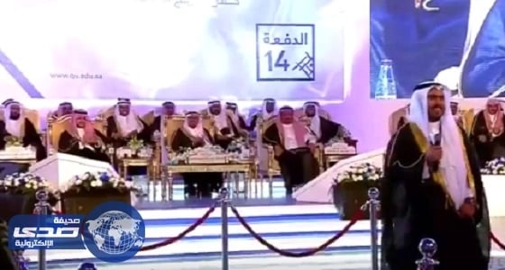 بالفيديو.. طالب يتصل بوالدته على الهواء ليبشرها بتخرجه من كلية الصيدلة