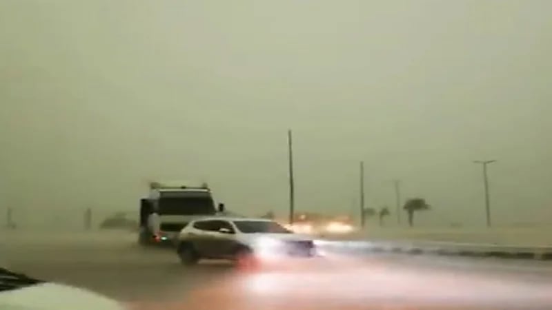 شاهد.. لحظة هطول أمطار غزيرة في أبوعريش 