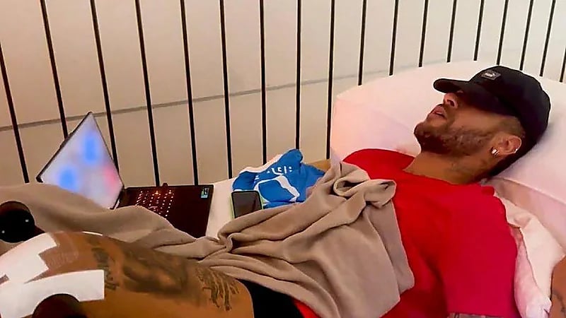 نيمار يغفو على سريره وبجانبه تيشيرت الهلال