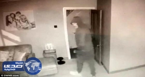 بالفيديو.. زوجان يٌشاهدان لحظة اقتحام لص لمنزلهما أثناء عطلتهما