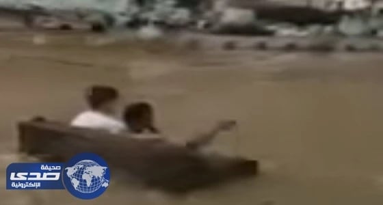 بالفيديو.. موقف طريف لشابين يحول شوارع الطائف إلى «نهر»