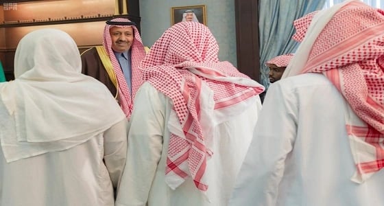 أمير " الباحة " ينقل تعازي القيادة لذوي الشهيد " الزهراني "