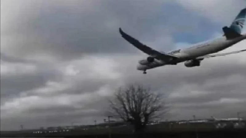 إشادة عالمية بطيار مصري هبط بمطار هيثرو وأنقذ الركاب من الخطر