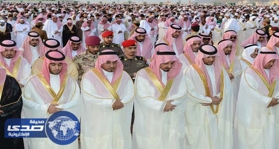 أمير عسير ونائبه يتقدمان جموع المصلين لصلاة عيد الفطر