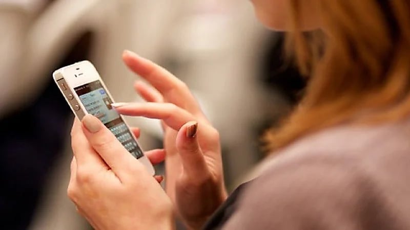 محكمة تلزم امرأة بتعويض زوجها ماديّا بعد تفتيشها هاتفه