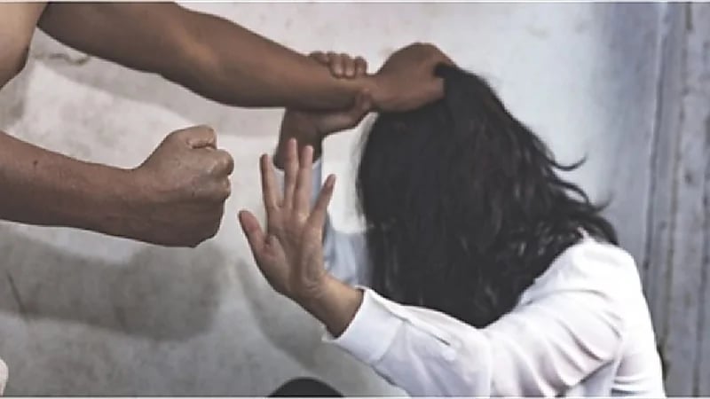 القبض على رجل عذّب زوجته حتى الموت