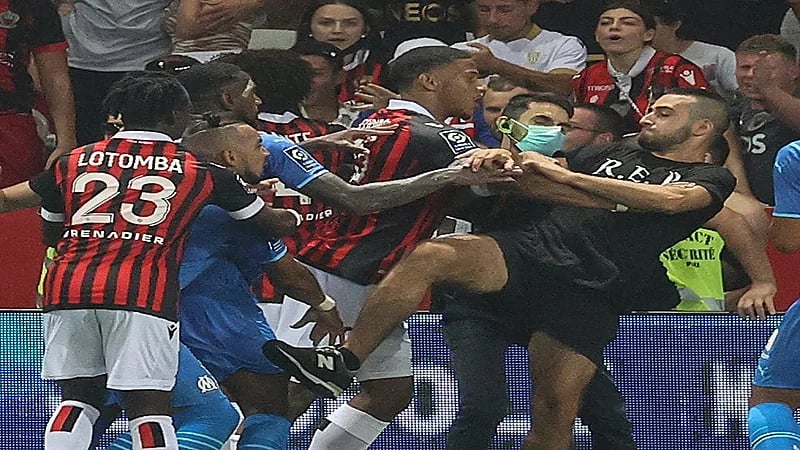 إيقاف مباراة في الدوري الفرنسي بعد اقتحام الجماهير أرض الملعب