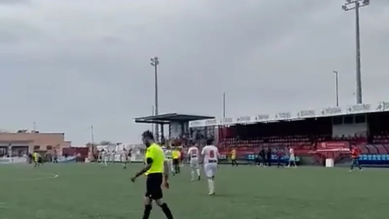 بالفيديو.. حكم يحتسب ركلة جزاء بعد إعلان نهاية المباراة بربع ساعة