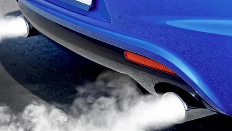 أسباب خروج دخان أزرق من السيارة و كيفية حل المشكلة