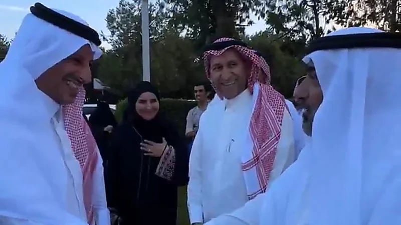 بعد نقاش عفوي طويل .. مواطن يكتشف أنه كان يتحدث مع وزير السياحة.. فيديو