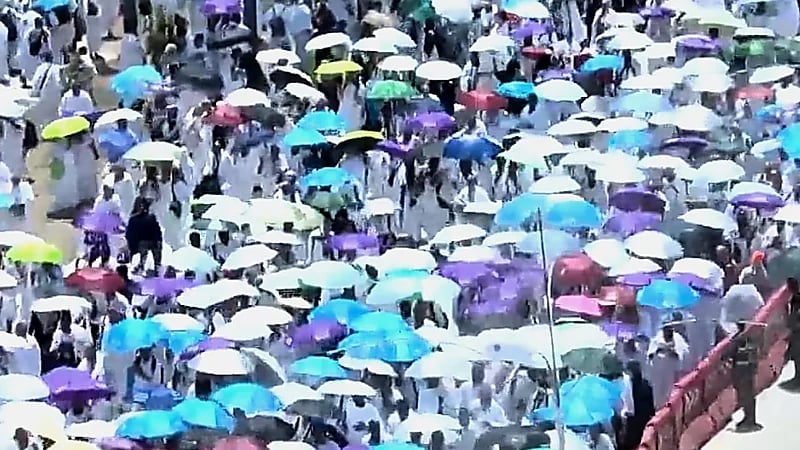 مشاهد مهيبة لحجاج بيت الله بعد أدائهم صلاتي الظهر والعصر جمعًا وقصرًا .. فيديو