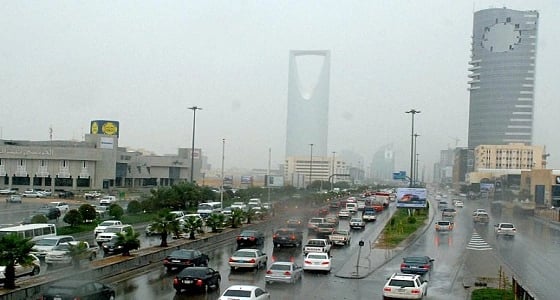 أمطار رعدية مصحوبة بزخات برد تحد من الرؤية الأفقية بالرياض