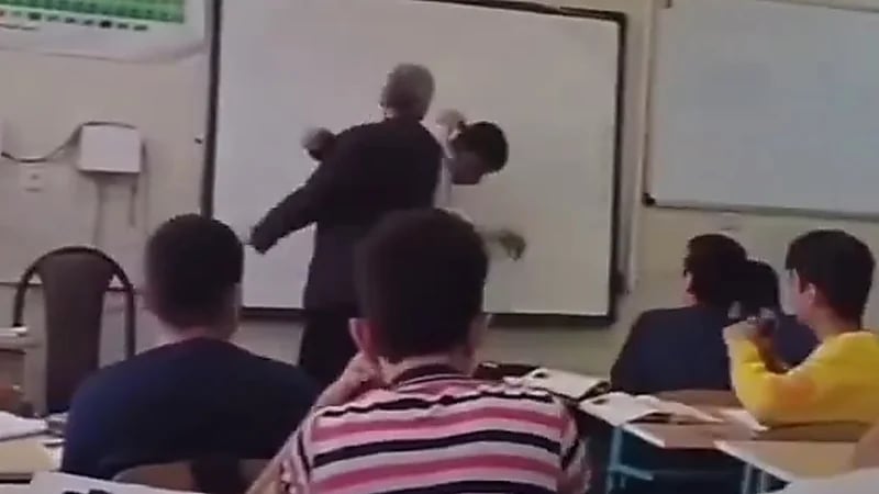 مشهد صادم لمعلّم ينهال بالضرب على أحد الطلاب .. فيديو