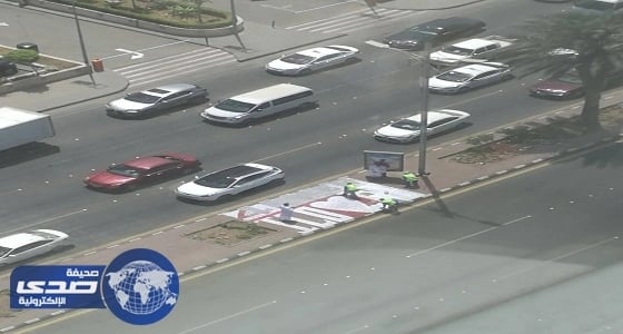 بلدية جدة تزيل رسالة عاشق من على رصيف شارع التحلية  « صورة »