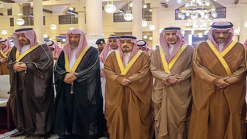 أمير الرياض يؤدي صلاة الميت على الأمير عبدالله بن مساعد آل عبدالرحمن آل سعود