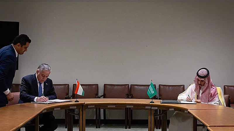 المملكة وطاجيكستان توقعان مذكرة للاعفاء المتبادل من التأشيرة