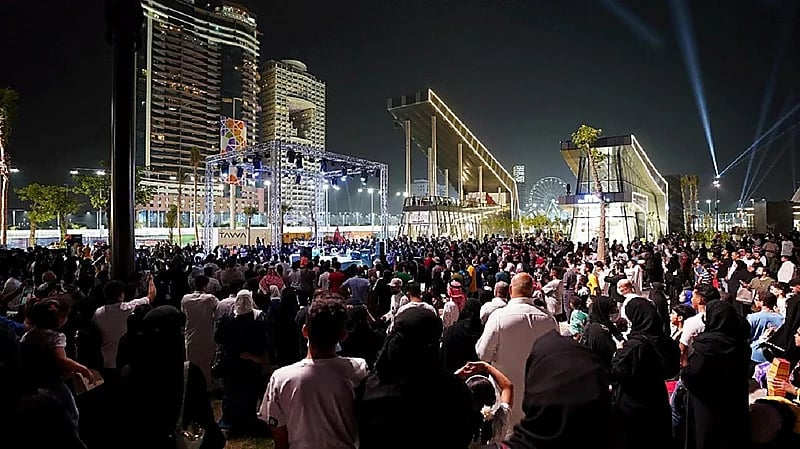 صور..إقبال كبير على جدة آرت بروميناد