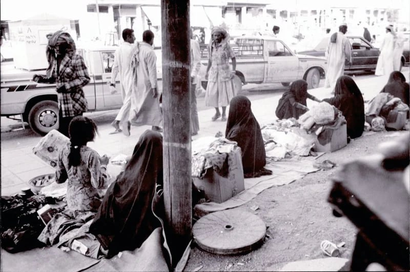 بائعات في أحد أسواق الرياض بالسبعينات الميلادية