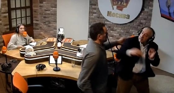 ضيفان يتبادلان الضرب والسباب على الهواء