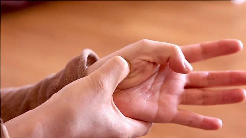 مختص : العلاج بالضغط على أماكن معينة بالجسم ليس علاج