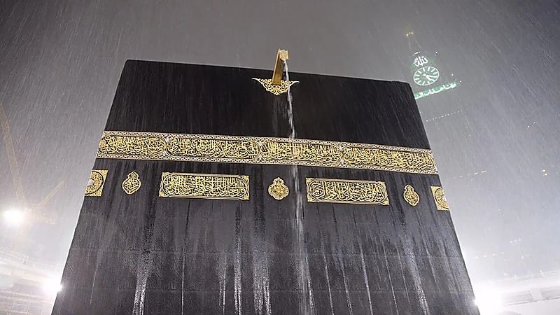 هطول أمطار غزيرة على الحرم المكي.. فيديو