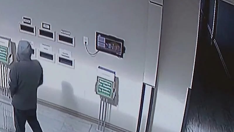 بالفيديو.. لص يسرق مسجد تبرعات جمعت لمنكوبي زلزال تركيا وسوريا