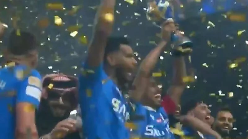 تعليق عماد السالمي على رفع سالم الدوسري لكأس موسم الرياض ..فيديو