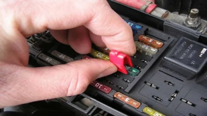 كيفية تغيير الفيوزات التالفة في السيارة