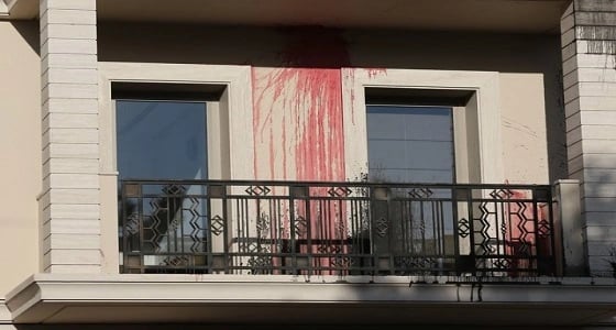 بالفيديو.. مجموعة فوضوية تهاجم سفارة المملكة في أثينا