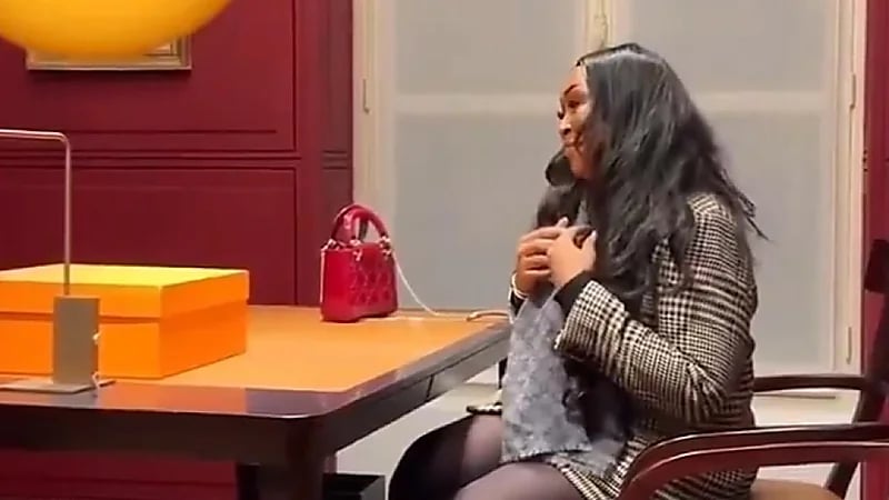 ردة فعل هستيرية لفتاة عند شرائها شنطة بيركن بقيمة 300 ألف ريال .. فيديو