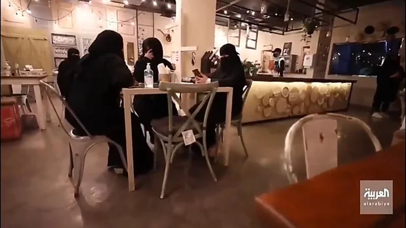 بالفيديو.. ‏3 صديقات يعملن في الصيدلة صباحًا ويُدرن مطعمًا مساءًا في الطائف