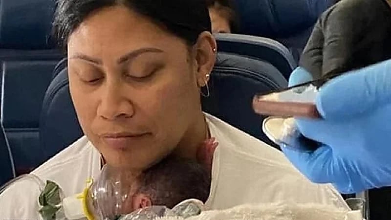 سيدة تلد على متن طائرة دون أن تعرف بحملها