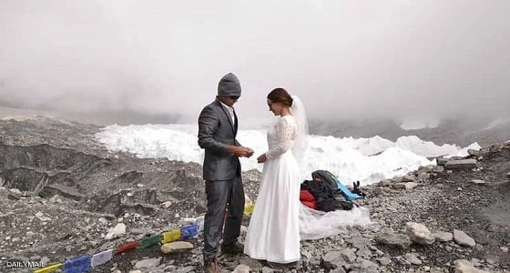 زوجان يتسلقان أعلى قمة في العالم لجعل زفافهما أسطوري