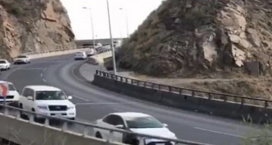 " المرور " يكشف عن فيديو هام يخص إحدى الطرق الوعرة في عسير