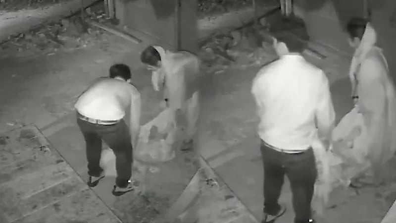 أبناء يلقون والدتهم التسعينية في البرد والعراء حتى الموت.. فيديو