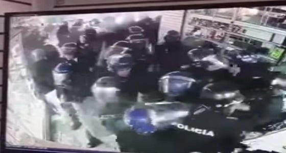 بالفيديو.. الشرطة الإيرانية تسرق المحلات استغلالًا للمظاهرات الاحتجاجية