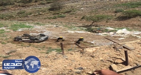 بالصور.. انتشال جثماني شابين سقطا من أعلى منحدر بقمة جبال فيفا